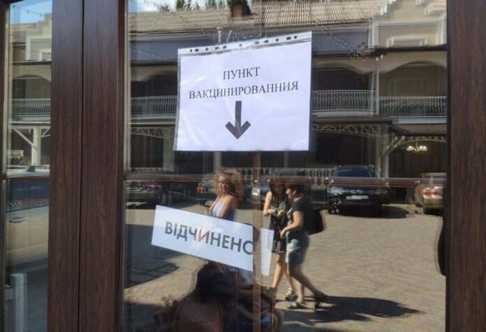 В “Мануфактуре Розенталь” провели массовую вакцинацию запорожцев (ФОТО)