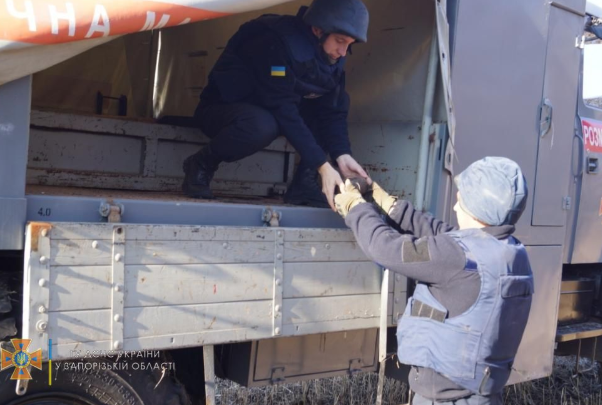 В поле под Запорожьем обнаружили десятки мин и авиабомбы (ФОТО)