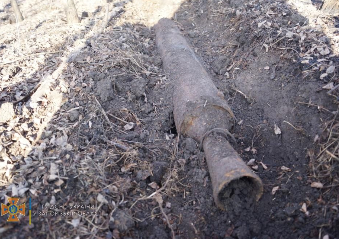 В поле под Запорожьем обнаружили десятки мин и авиабомбы (ФОТО)