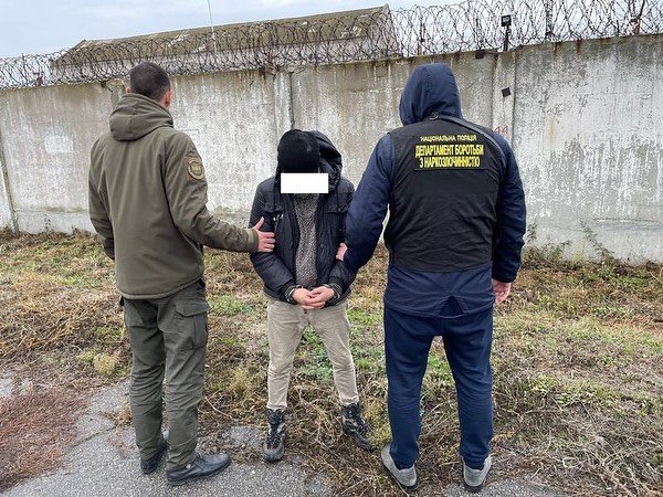 Под Запорожьем мужчина бросал на территорию колонии капсулы с "сюрпризом" (ФОТО)