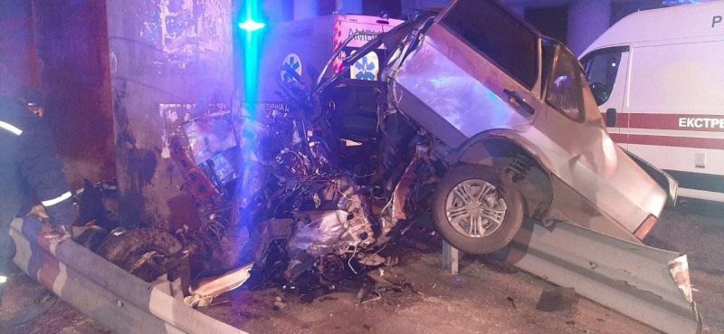 В Запорожье легковушка влетела в опору моста: водителя зажало в авто (ФОТО-ВИДЕО) 2 В Запорожье легковушка влетела в опору моста: водителя зажало в авто (ФОТО-ВИДЕО)