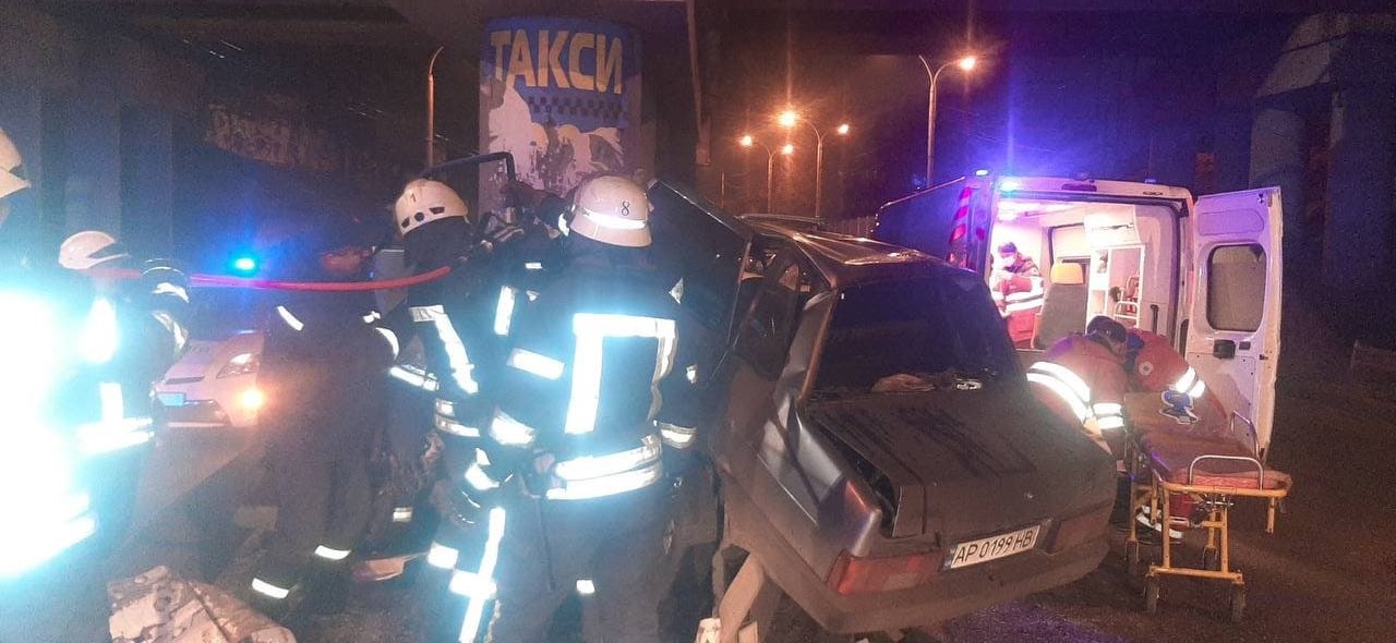 В Запорожье легковушка влетела в опору моста: водителя зажало в авто (ФОТО-ВИДЕО) 3 В Запорожье легковушка влетела в опору моста: водителя зажало в авто (ФОТО-ВИДЕО)