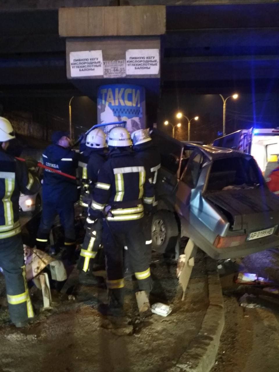 В Запорожье легковушка влетела в опору моста: водителя зажало в авто (ФОТО-ВИДЕО) 6 В Запорожье легковушка влетела в опору моста: водителя зажало в авто (ФОТО-ВИДЕО)
