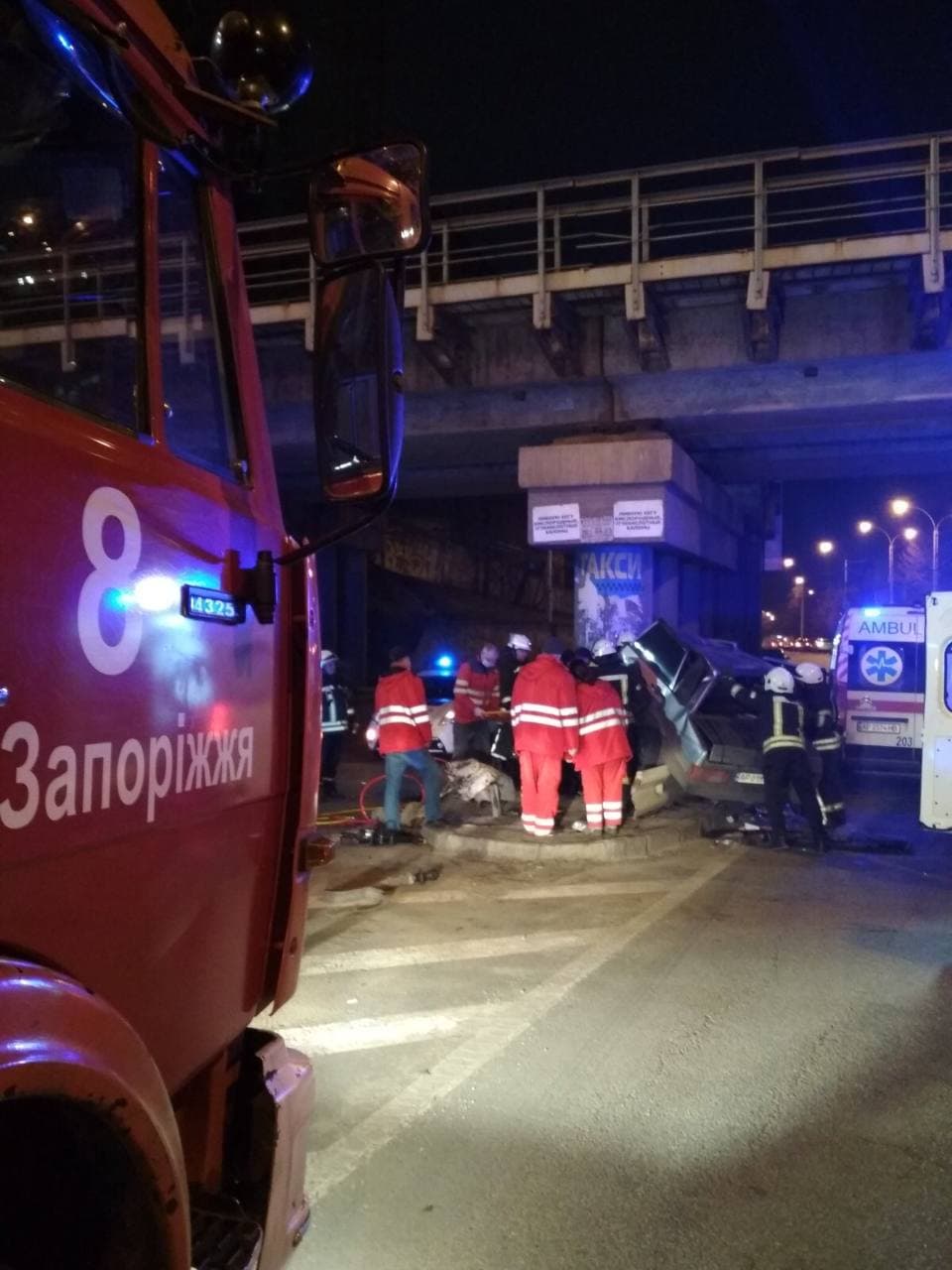 В Запорожье легковушка влетела в опору моста: водителя зажало в авто (ФОТО-ВИДЕО) 7 В Запорожье легковушка влетела в опору моста: водителя зажало в авто (ФОТО-ВИДЕО)