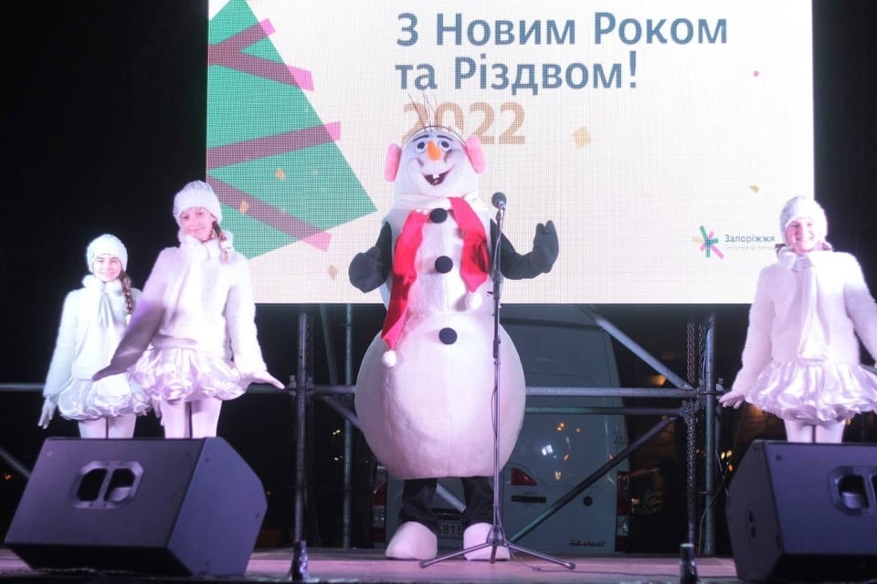 Святой Николай на Хортице, каток на «Радуге» и праздничные концерты: как в Запорожье проходили открытия елок (ФОТО)