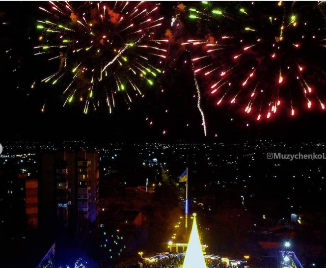 В Запорожской области небо осветил шикарный фейерверк (ВИДЕО)