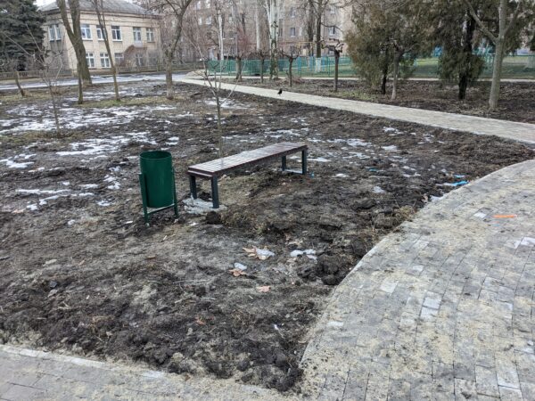 И так сойдет: в запорожском сквере лавочки установили посреди газонов (ФОТО)