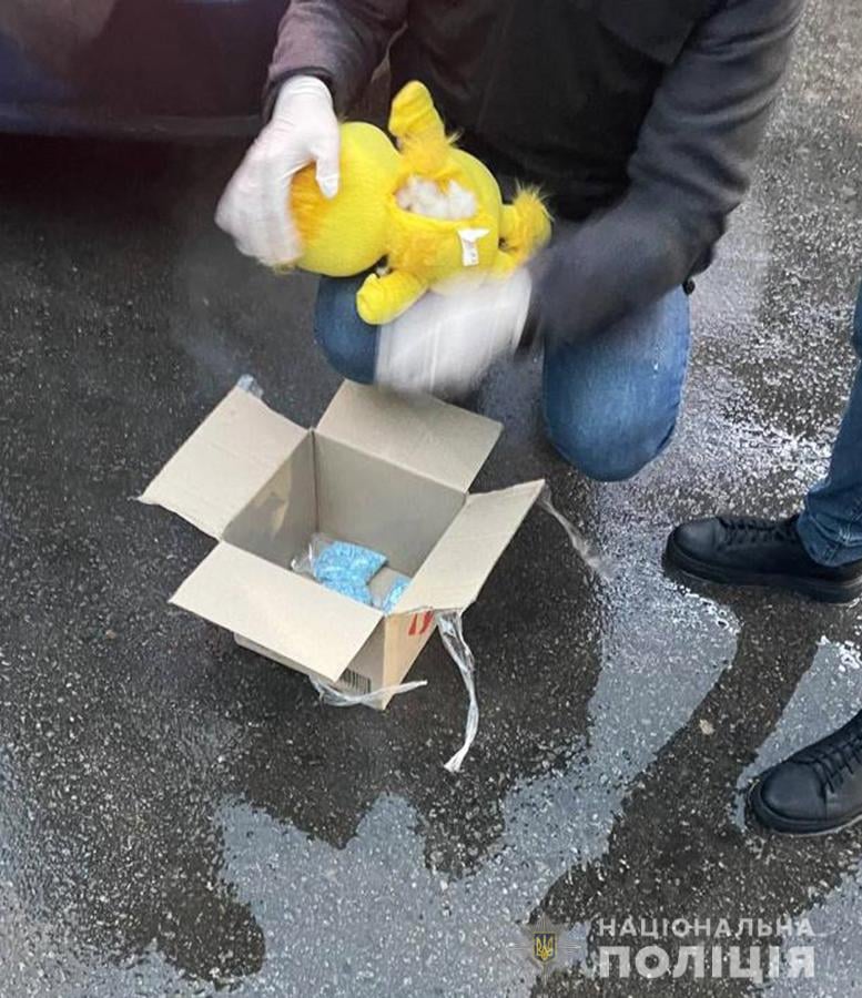 Получил по почте: в Запорожье задержали наркокурьера с товаром на 500 тысяч гривен (ФОТО) 3 Получил по почте: в Запорожье задержали наркокурьера с товаром на 500 тысяч гривен (ФОТО)