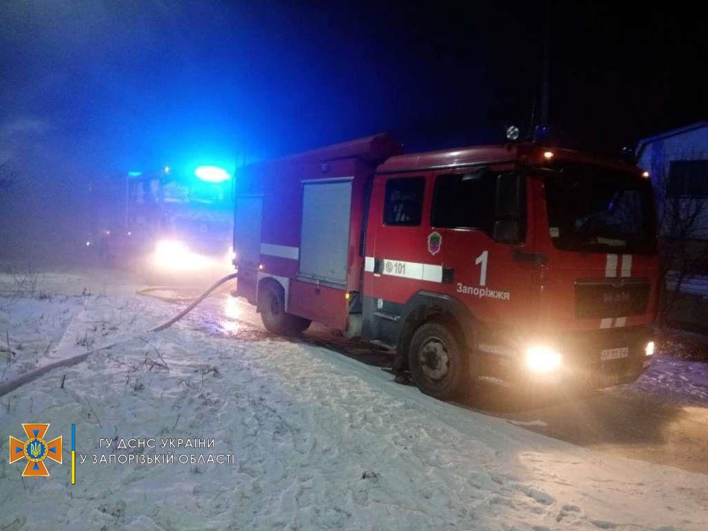 В Запорожье спасатели ликвидировали масштабный пожар (ФОТО)