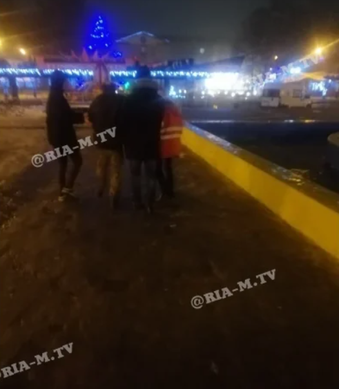 В Запорожской области в фонтане едва не замерз мужчина (ФОТО)