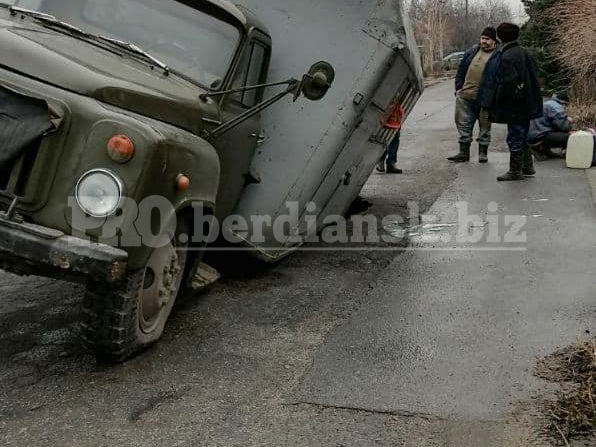 В Запорожской области спецавтомобиль провалился под асфальт (ФОТО)