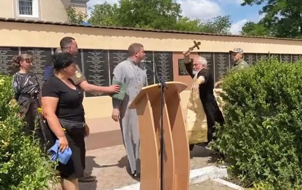 Священник УПЦ МП напал на отца ПЦУ