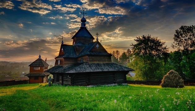 Кровлю старой гуцульской церкви из поселка Ясиня превратили в произведение искусства