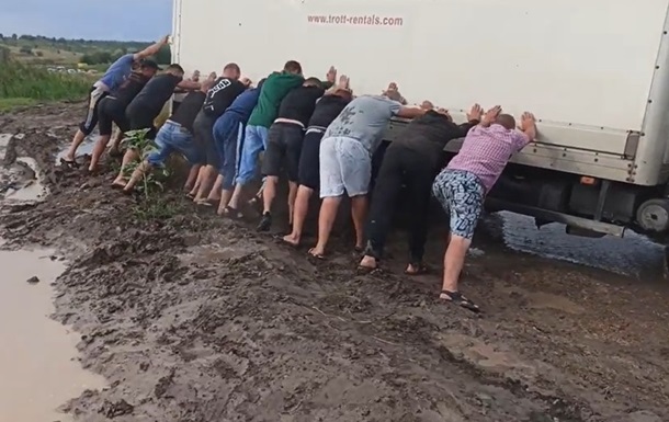 На Запорожье спасатели отбуксировали несколько сотен застрявших машин