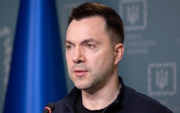 Арестович розповів, хто підриває потяги та машини у РФ