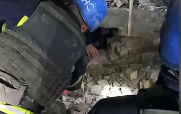 У Запоріжжі бійці ДСНС врятували сім'ю