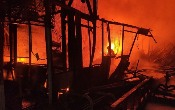 Внаслідок ракетного удару по Запоріжжю спалахнула пожежа