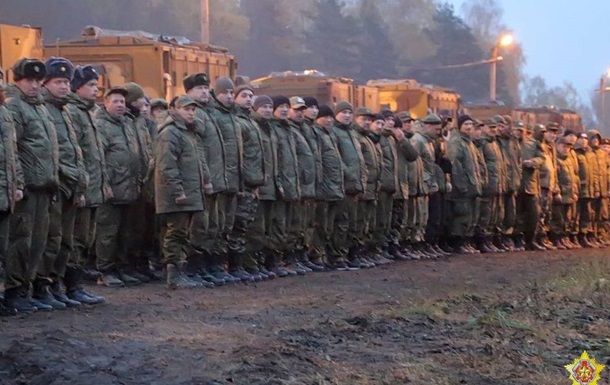 У Білорусь прибувають військові і техніка армії РФ