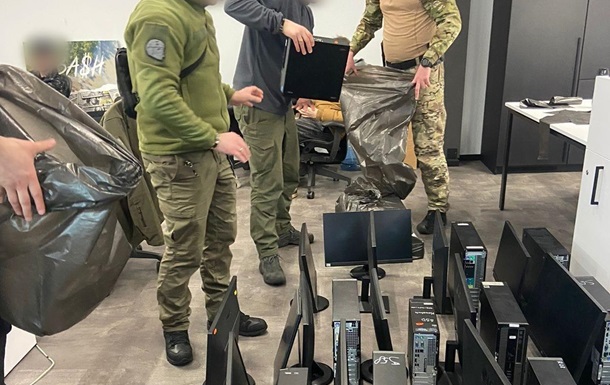 На Київщині викрили аферистів, які привласнювали пожертвування на ЗСУ