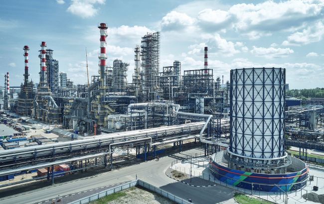 Московський НПЗ призупинив перегонку нафти після атаки дронів, - Reuters