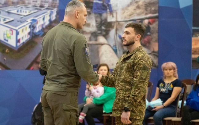 Кличко привітав військових з Днем ЗСУ і нагородив відзнаками від столиці