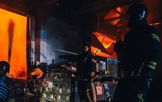 Росіяни атакували дронами склад під Києвом, сталось масштабне загоряння