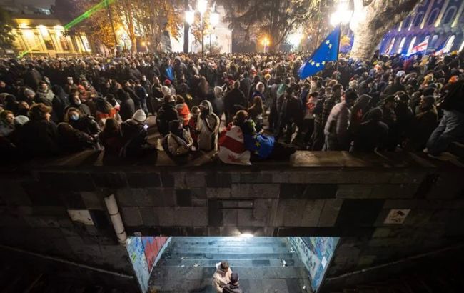 У центрі Тбілісі знову протести, людей атакують невідомі особи в масках