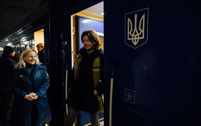 Глава МЗС Словенії прибула до Києва