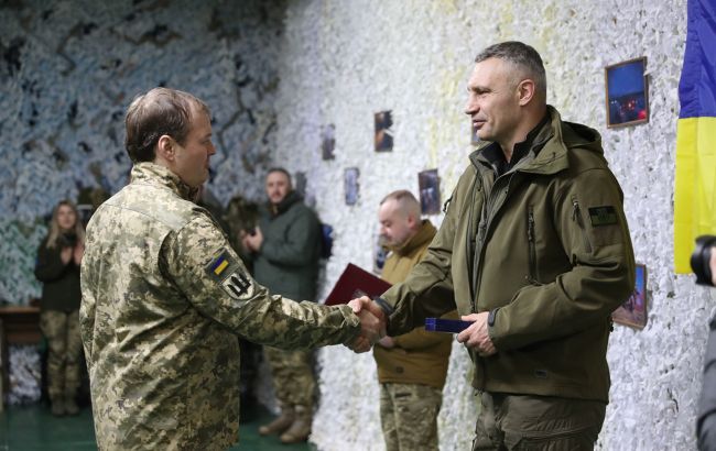 Кличко привіз від столичної громади дрони бійцям 8 бригад на передовій