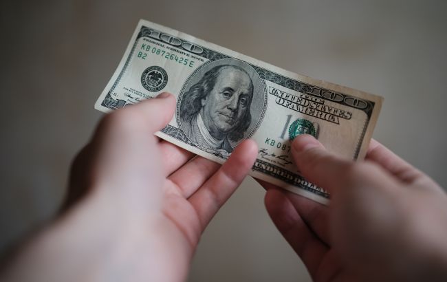 Попит на валюту зріс у 1,5 раза, НБУ підвищив курс долара