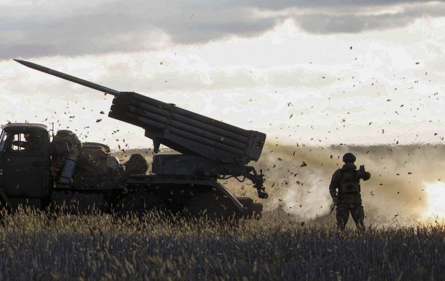 Українські бійці спалили майстерню і знищили танки РФ на Торецькому напрямку (відео)