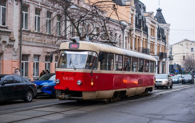 Більше транспорту до кладовищ: що зміниться для киян у поминальні дні