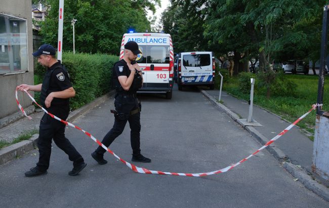 У Києві учениця випала з вікна третього поверху школи: що кажуть у поліції