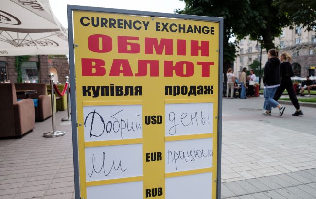 Долар зріс до 42 гривень, євро наближається до 50: обмінники виставили нові курси