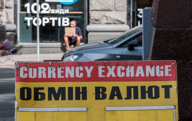 Скільки коштують долар і євро на початку тижня: обмінники оновили курси