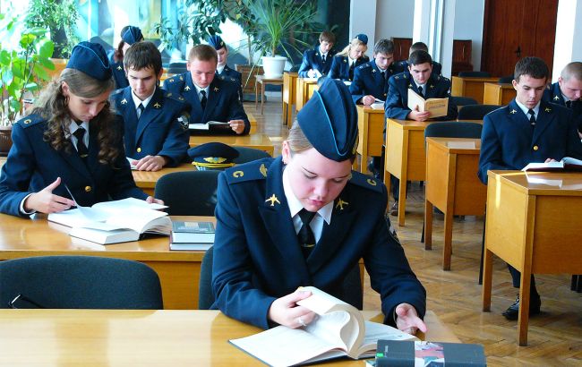 Без форми не пускали? Яку "схему" заробітку на студентах вигадав екс-ректор НАУ