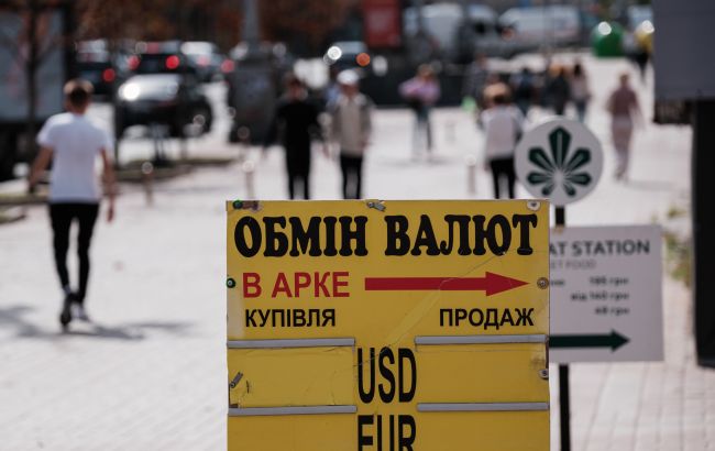 Долар і євро подешевшали після різкого зростання