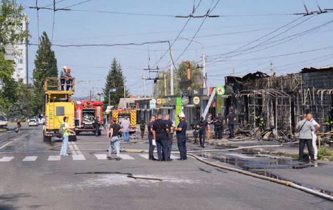 Горіли зупинка й магазини: у Запоріжжі 17 постраждалих, одного витягли з провалля