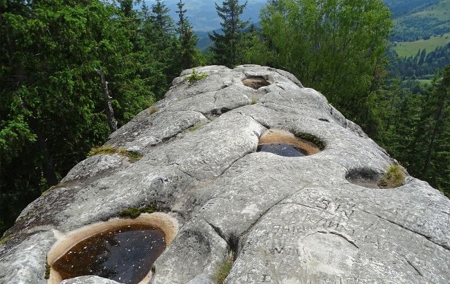 Легенда про Писаний Камінь: що відомо наймістичніший символ Карпат, який виконує бажання