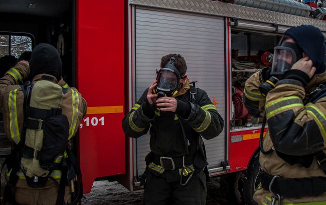 Новий удар дронів по Ростовській області: масштабна пожежа на НПЗ у Новошахтинську (відео)