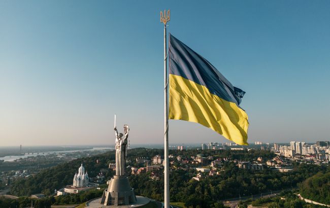 Символ свободи, що майорить на фронті: Україна святкує День Державного прапора