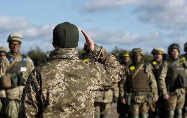 Військовий за хабар намагався вивести курсанта з частини: подробиці від ДБР