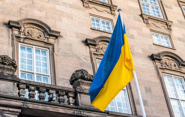 У Кропивницькому чоловік зірвав та топтав ногами прапор України: що йому загрожує