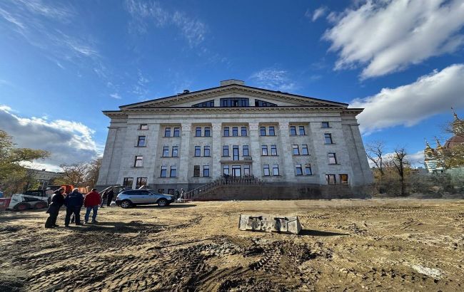 "Планують танцювати на кістках": окупанти готуються відкрити драмтеатр у Маріуполі