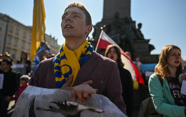 Центри єдності для українців за кордоном: де відкриються перші