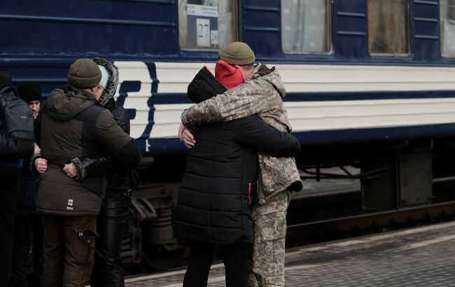 Чоловіків у розшуку та без військового квитка можна забронювати: Зеленський підписав закон