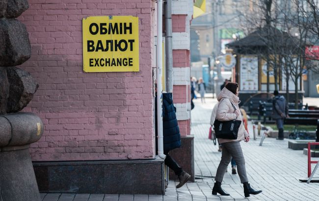 Як зміниться курс долара та євро наступного тижня: прогноз банкірів