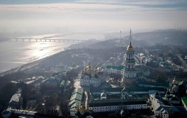 Київ накрив смог після нічних обстрілів і пожеж: як уберегтись і стежити за якістю повітря