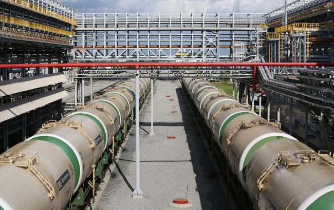 Найбільший порт РФ відновив відвантаження нафти після української атаки, - Reuters