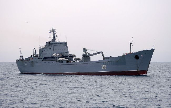 Росіяни "тасують" кораблі між причалами у Севастополі: бояться українських ударів